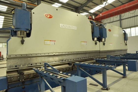 Macchina piegatubi del doppio del legame piatto idraulico di CNC per la linea di produzione del palo leggero